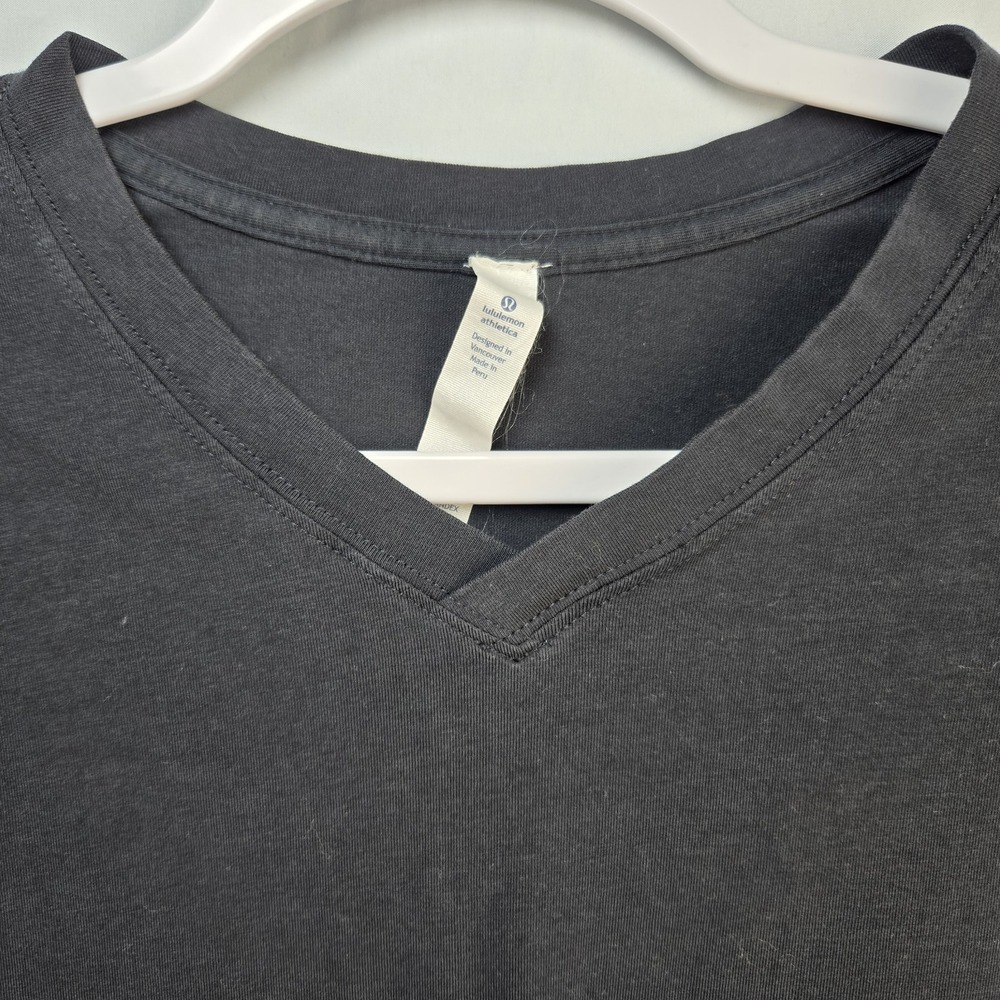 Lululemon Shirt Mens Large Black 5 Year Basic V Neck Short Sleeve Tee Neutral - Picture 2 of 6